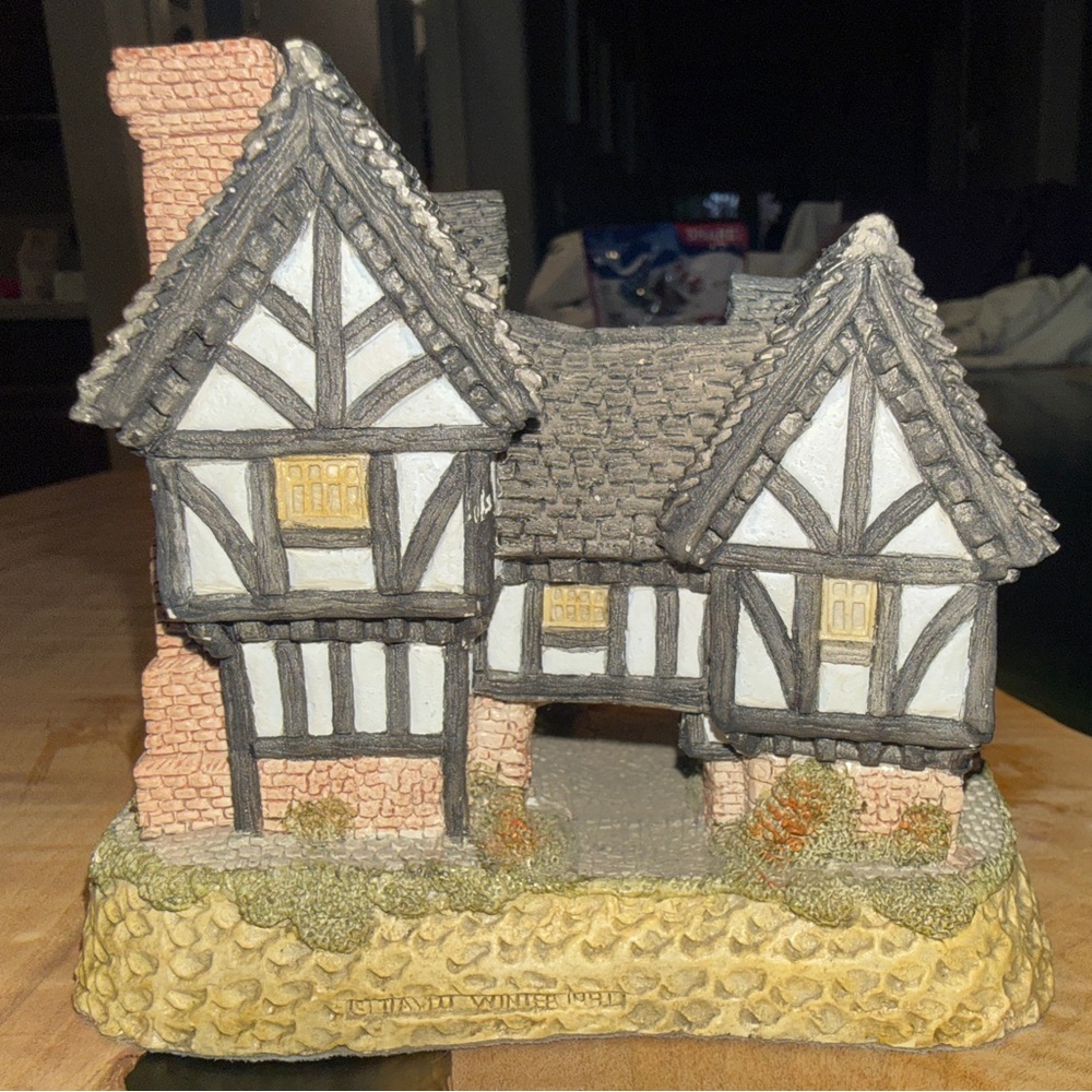 Tudor Manor House, David Winter. Hand-Made and Hand-Painted. 1981.